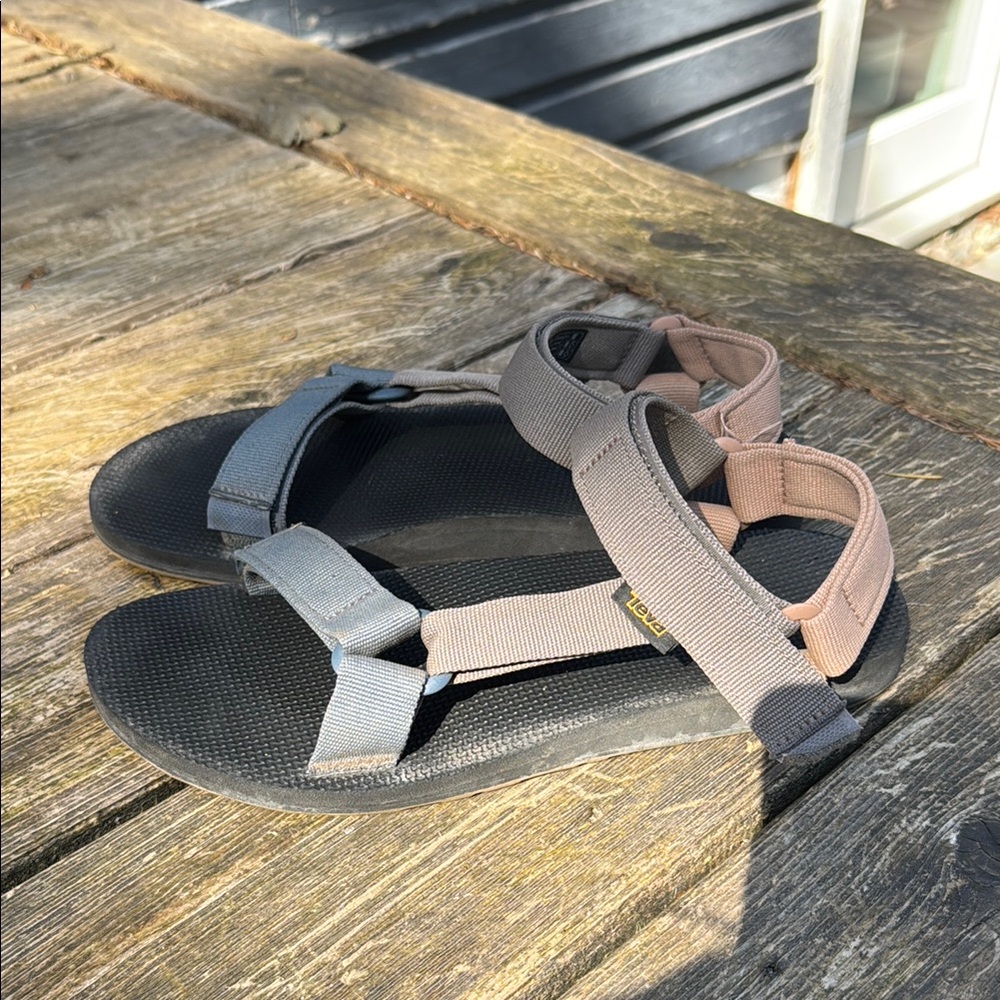 Teva women’s Sandals - Gray and Tan